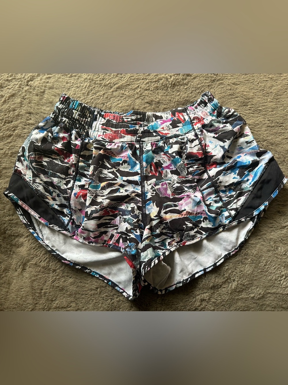LULULEMON Hotty Hot shorts, low rise, sz 6
